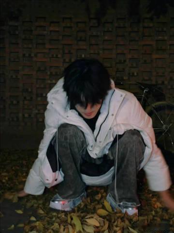 #张泽禹白色羽绒服look##张泽禹进入速冻模式#张泽禹披上白色羽绒服，北京的严