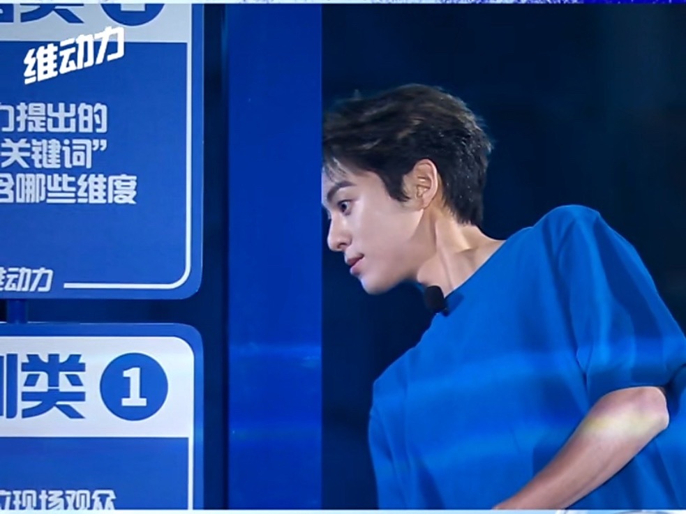 “粉宝男”活动现场偷摸给“棣宝女”谋福利 王鹤棣维动力代言人
