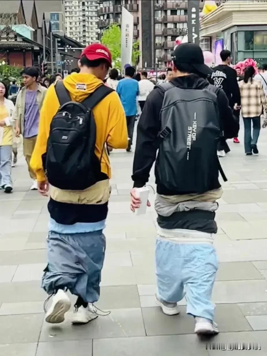 我妈说要是我穿这裤子在大街上，一定当街给我一jio，还说这家长就不管吗？裤子都没
