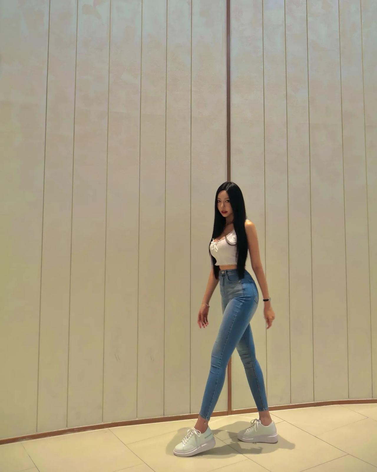 云袖轻摆招蝶舞
#珠珠寒风# #白衣倩影飘# #织女 美佳人# #花悔美女溶# 