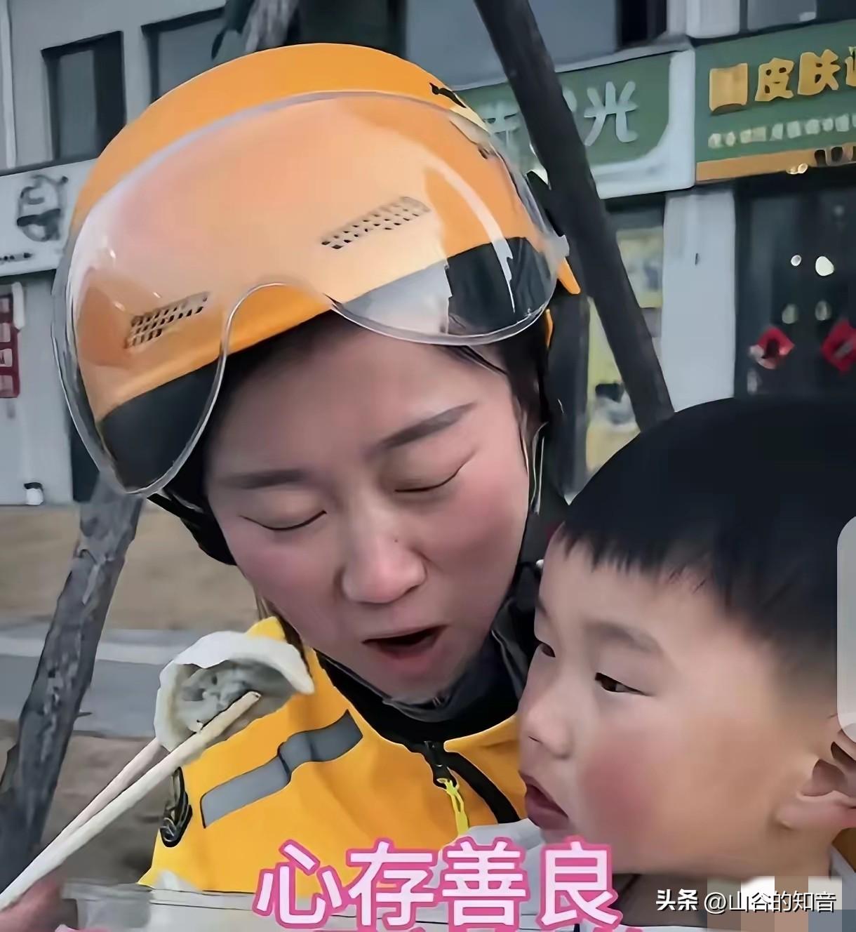 “破防了！”一女子大年初二，带着年幼的儿子送外卖，竟然捡到一个装着10000多元