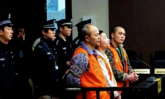 2010年，浙江温州一漂亮女警，被三名歹徒抢劫之后被追赶轮番凌辱，之后更是准备挖