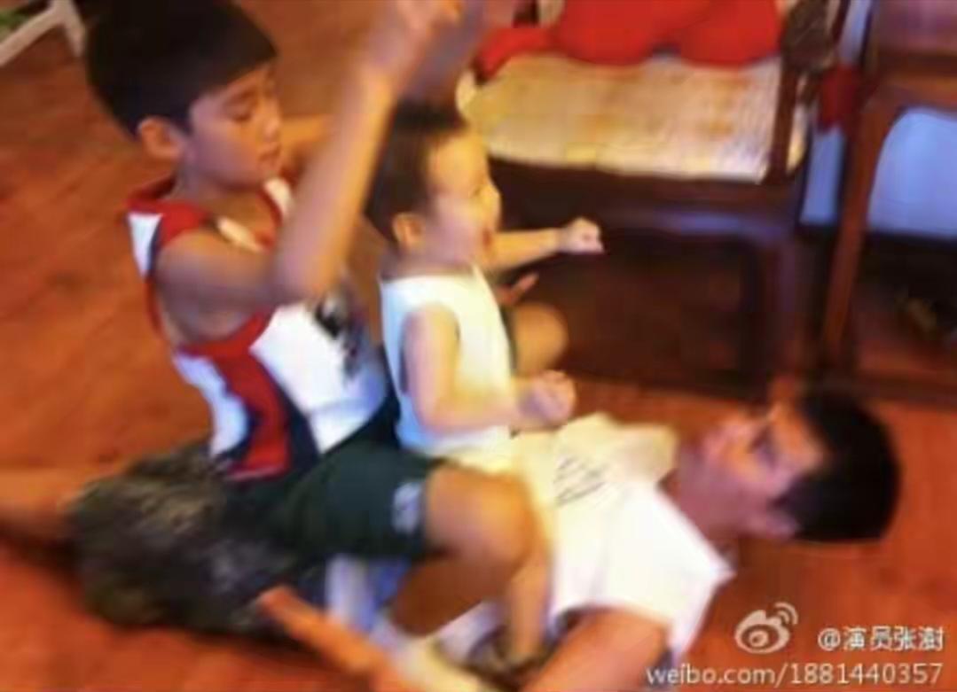 前些年，许亚军让两个儿子坐在他身上，父子三人乐成一片。如今他两个儿子都长大了，他