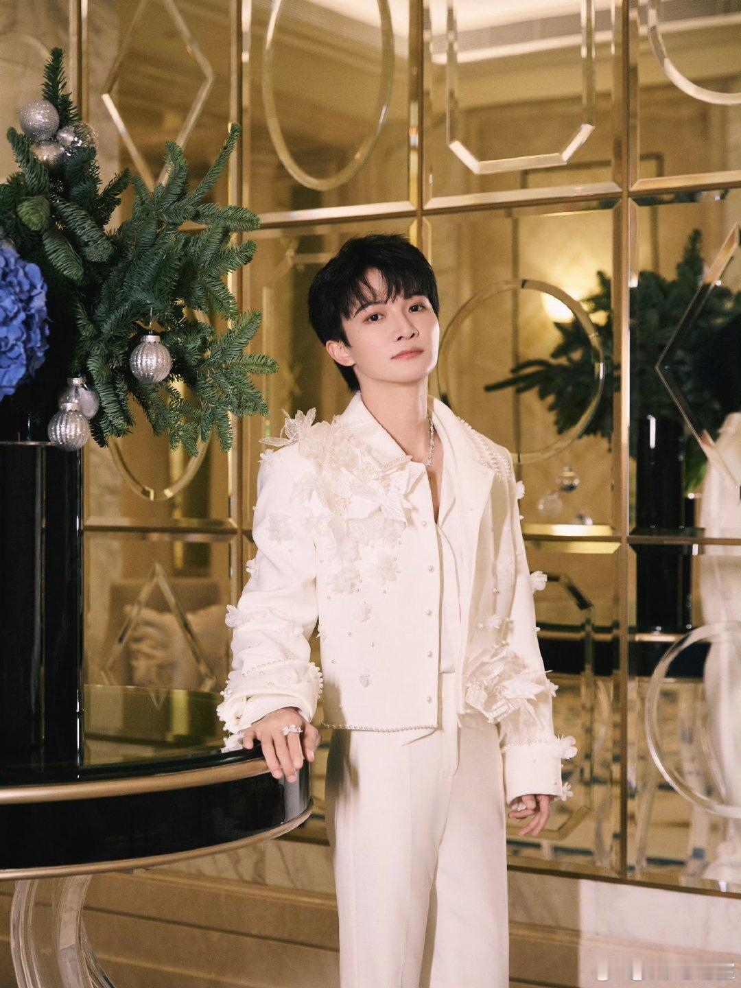 周深弥补了江苏跨年没有杂技的遗憾 谁能想到，弥补江苏跨年杂技遗憾的，竟然是歌手周