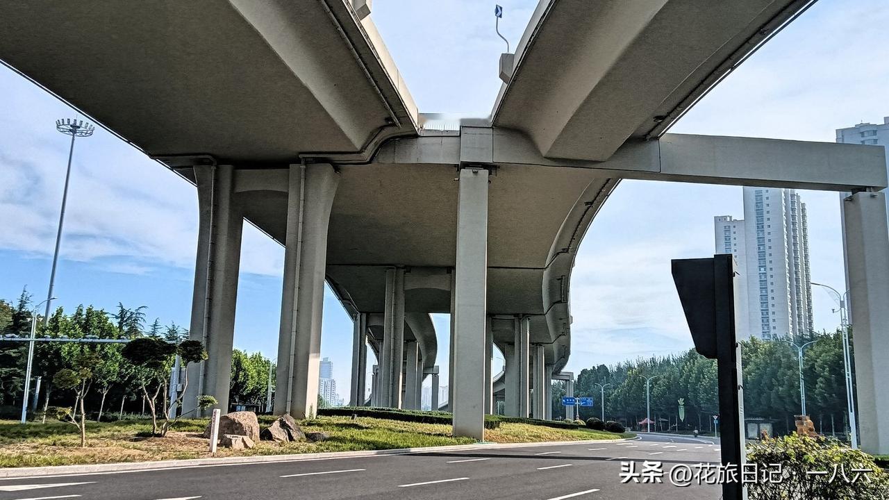 祖国的安全感，藏在每寸日常里
 
常有人问“安全感是什么？”于我们，是深夜街头亮