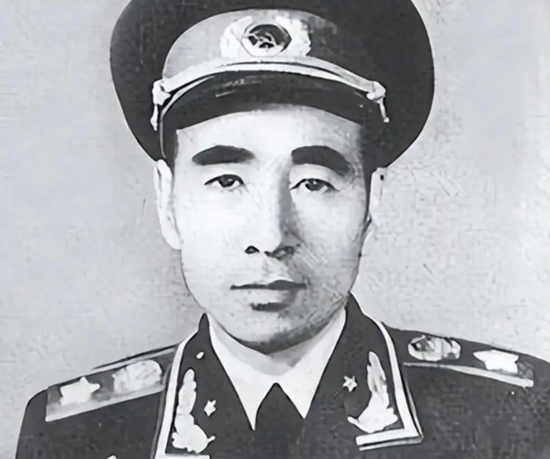 林彪折戟温都尔汗，粟裕心有不平：林彪身亡，旧账再度曝光！
 
林彪与粟裕，共同走