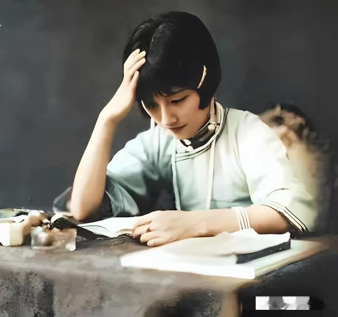 这不是演员，而是历史上真实的陆小曼和徐志摩，他们的长相还真有点出乎我的意料。
陆