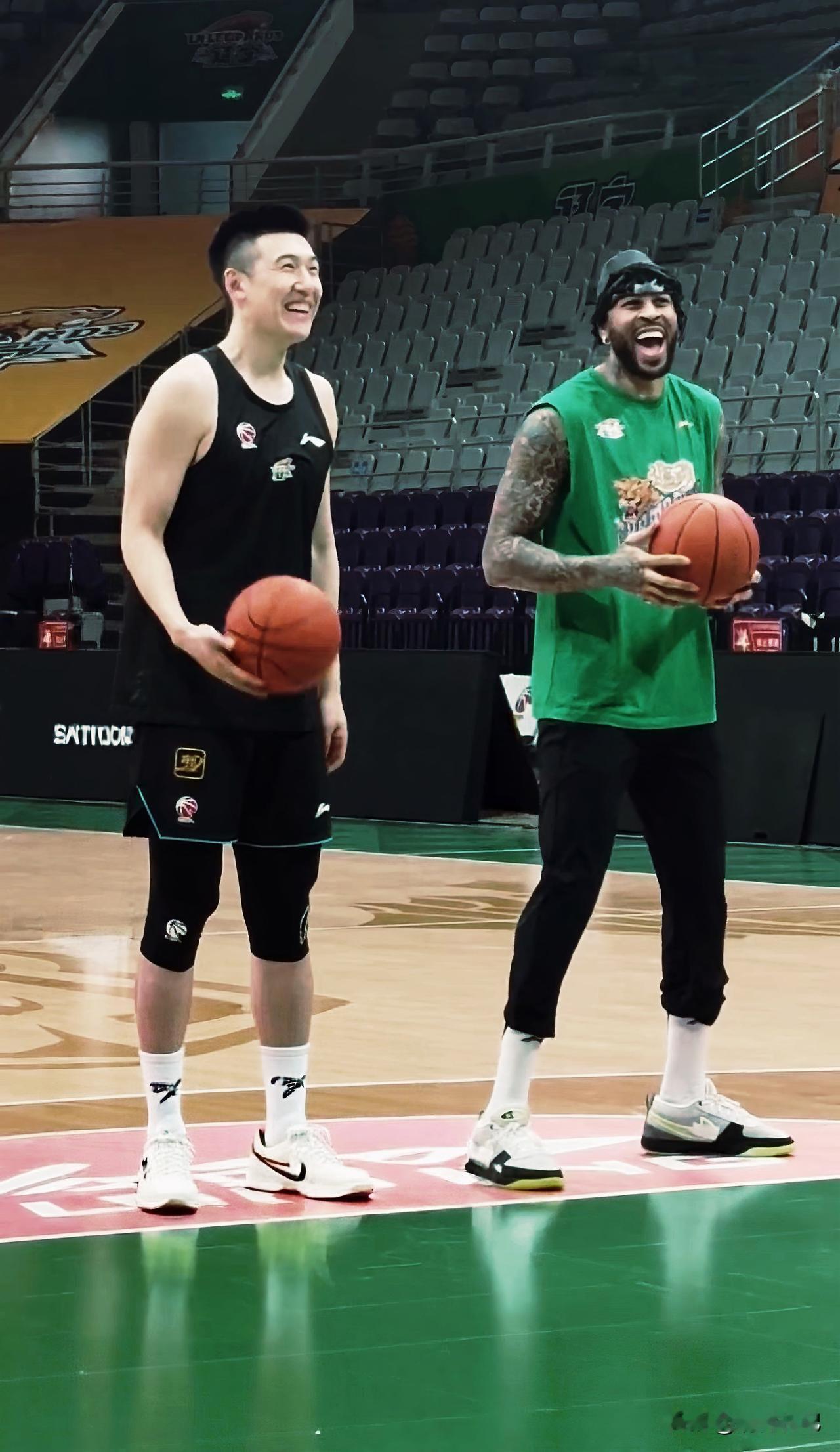 今晚，辽宁VS 稠州，内线攻防重任落于莫兰德与付豪肩头，相信，二人联袂出击，是辽