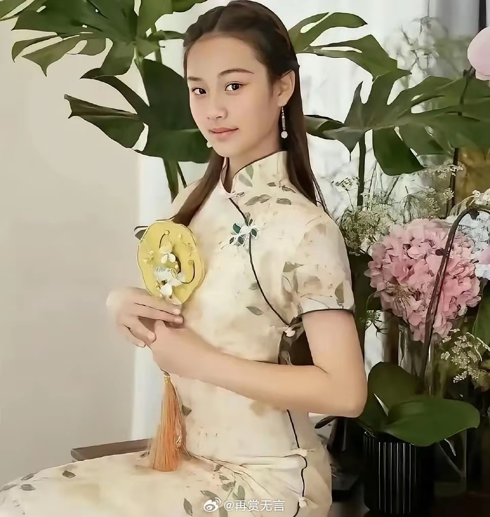 甜馨14岁了！从“我白着呢”到马甲线少女，不知不觉长成了大姑娘，五官也越发像妈妈