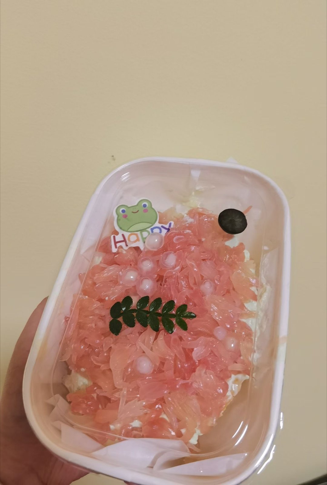 我说看直播应该吃点好吃的，然后室友给我买了这个，可是我的嗓子吃不了啊