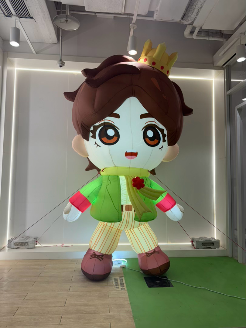 邓佳鑫气模戴了小皇冠👑 