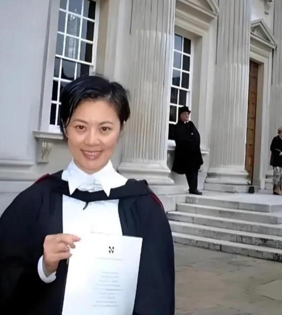 我愿意放弃中国国籍，自愿加入英国！2004年，34岁的姜丰在入籍申请书上签下名字