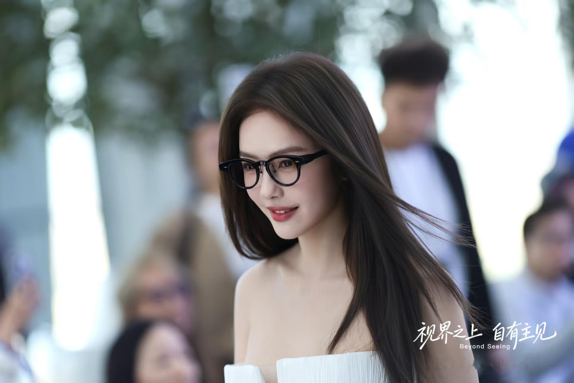 大女主的安全感来源 独立女性的底气从不由他人给予，千问AI眼镜随身相伴，实时翻译