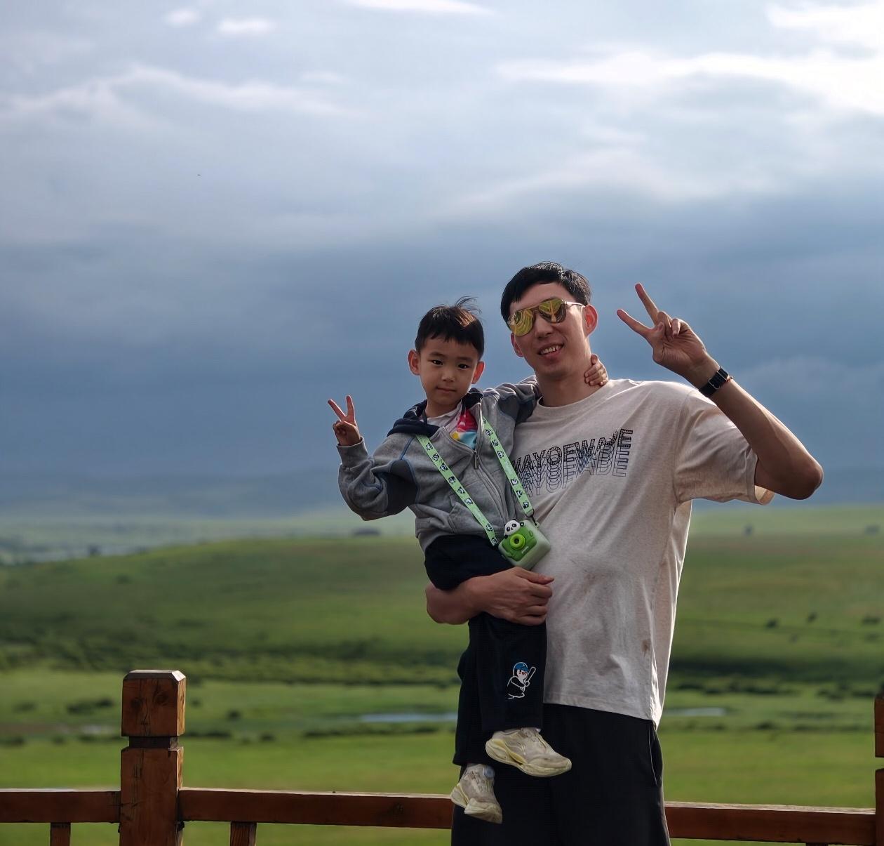 事业家庭兼顾！周琦终于有时间和家人一起旅游！

周琦在今年夏天获得了宝贵的休息时