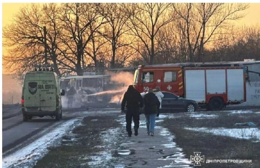 俄罗斯无人机在乌克兰东南部袭击巴士，12名山区工人死亡。
乌克兰当局称，一辆载有