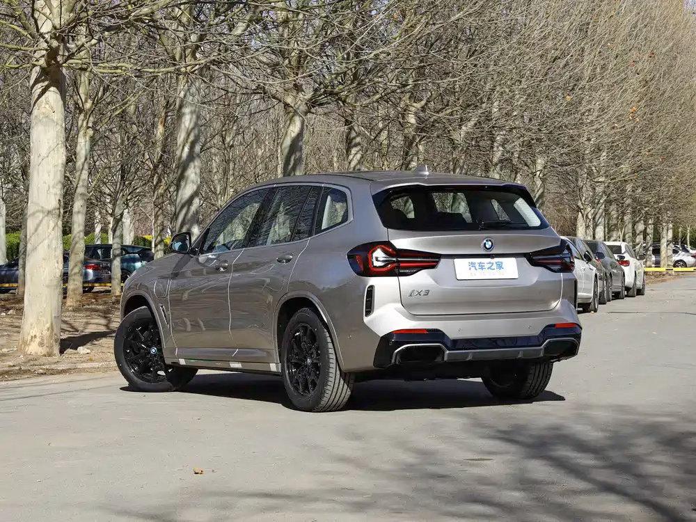 全新一代宝马 iX3 于 2026 年 8 月开启预售，中型豪华纯电 SUV。外