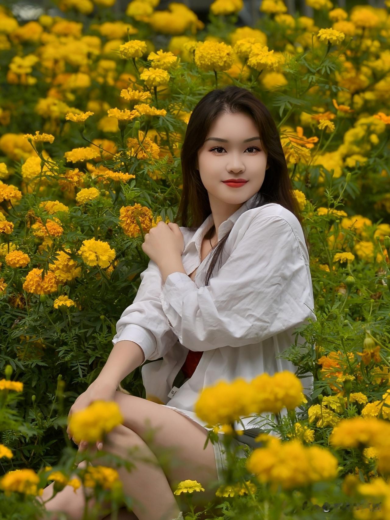 镜头下的春日浪漫
   在一片金黄花海中，白衫身影静谧伫立，与蓬勃盛放的花簇相映