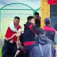 赛里木湖这件事，现在最恼火的，不是那7个惹事的员工。也不是那个挨揍的司机，现在最
