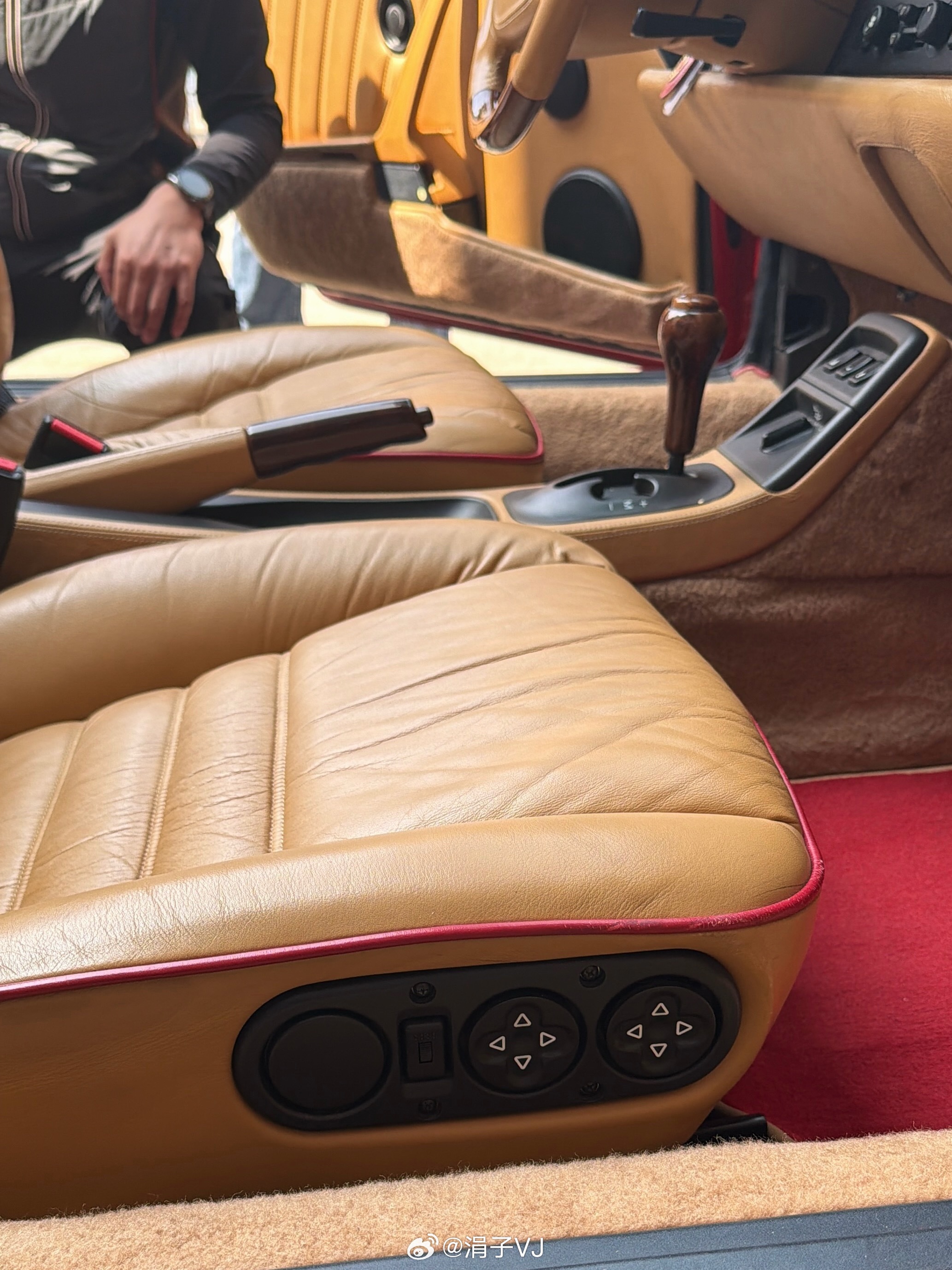 我心目中最美911，比例绝佳的964，开上手就回到燃油车的黄金时代，不急躁，也不