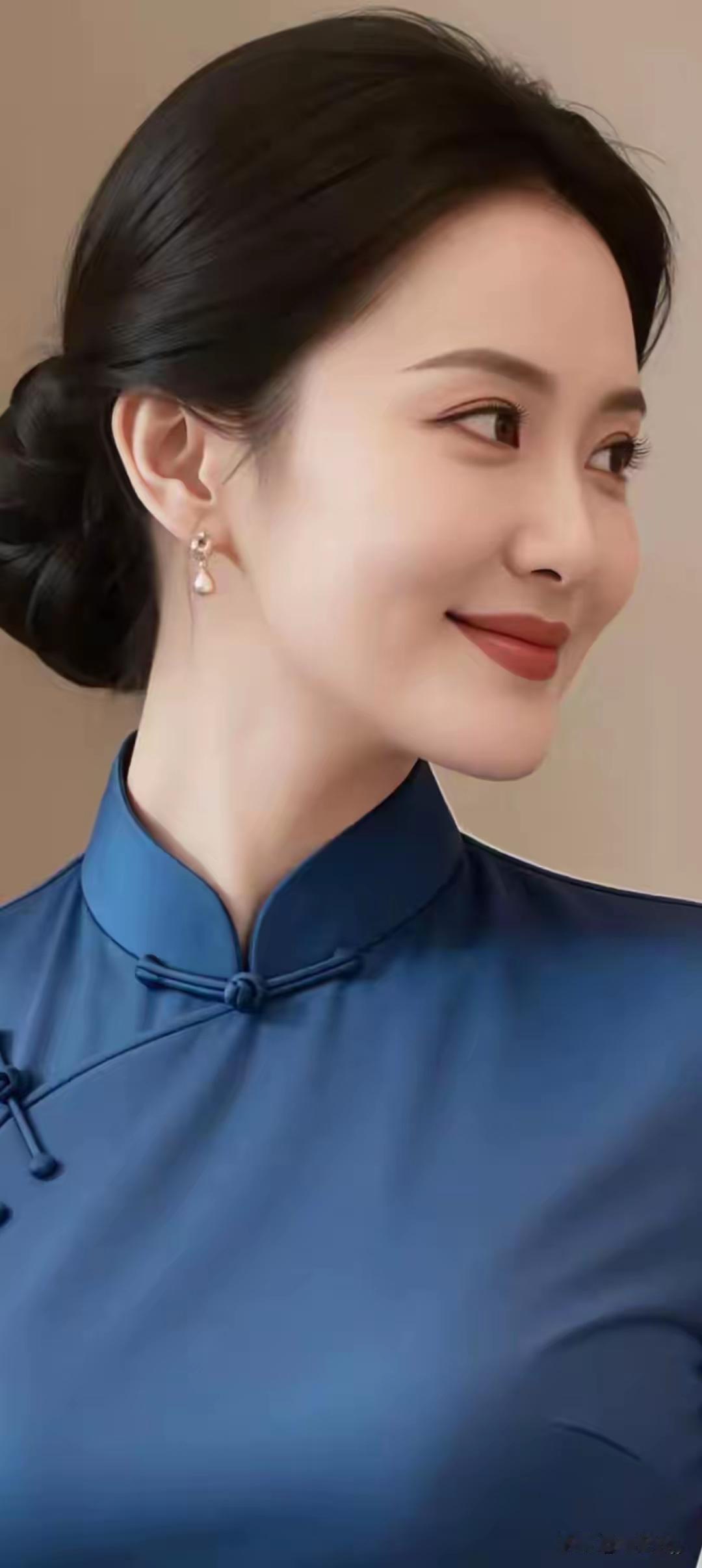 蓝裙如诗，温婉一笑倾城，珍珠耳坠轻摇，岁月静好藏于眉眼间。
