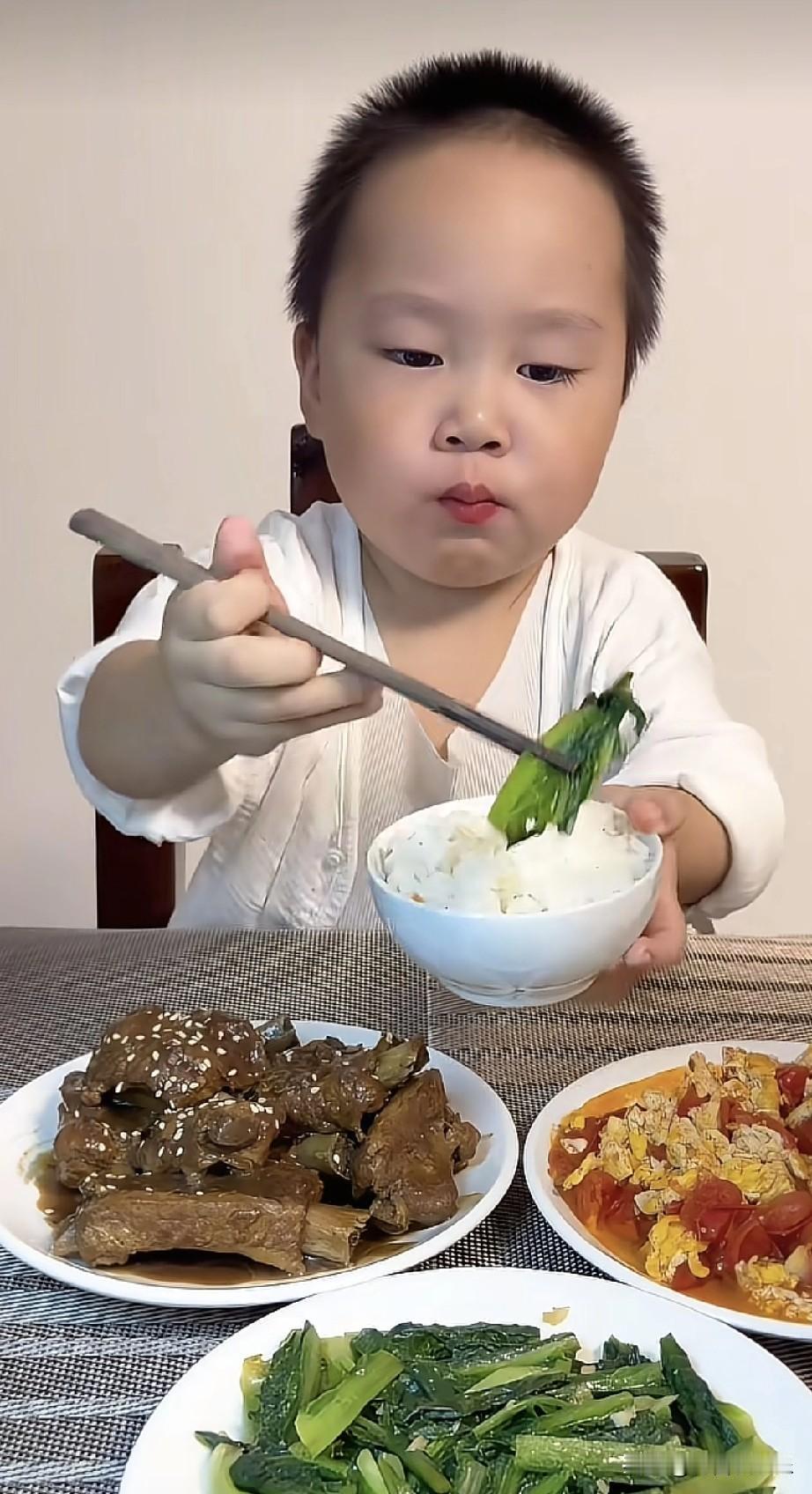 我敢说，米乐吃饭准有摆拍的成分。

吃饭端碗，不掉米粒，不靠桌，不吧唧嘴，看着是