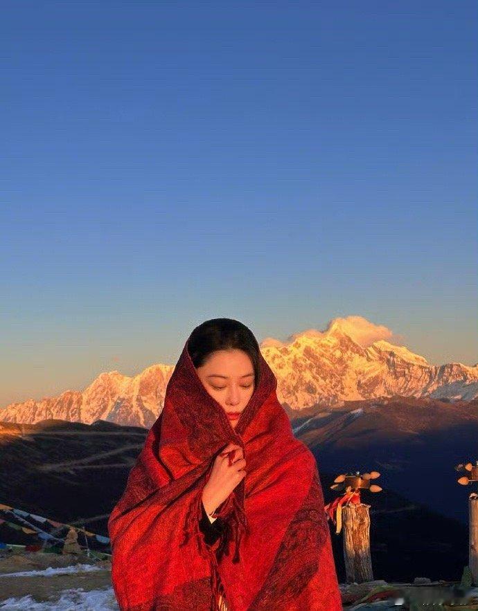 谢谢张馨予美女给我们看美丽的日照金山！！！配上美人更漂亮啦～～穿着红衣大衣的张馨