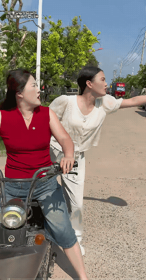 男子无缘无故被杂物盖头！男子从车上下来，看到一女子愣在电动车旁边，以为就是这女子