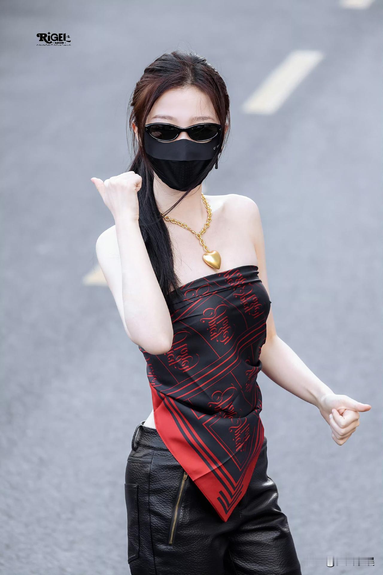 虞书欣，好辣！

8月26日，网上曝光一段虞书欣路透视频，只见她从车上下来，把丝