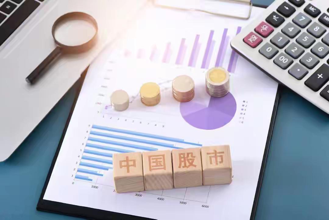 放量跳水，资金出货态度坚决，本轮第一波反弹基本宣告结束，接下来耐心等待回踩之后的