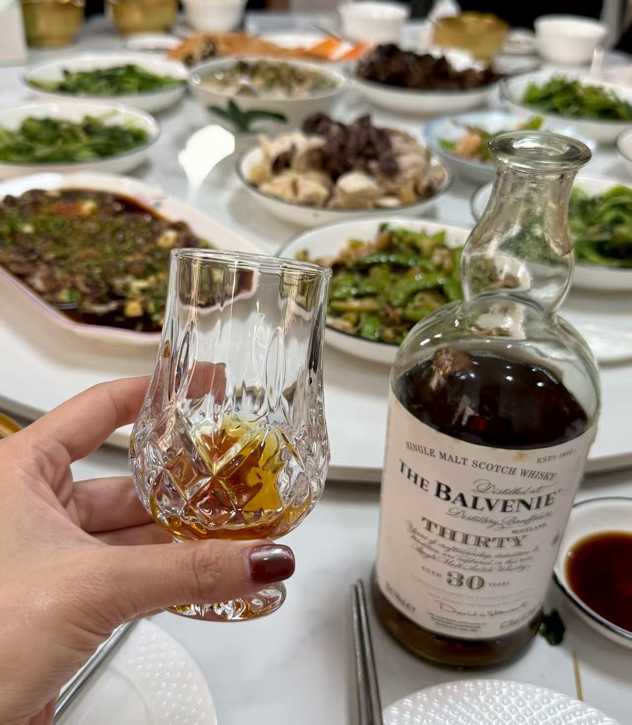 都说2025年大环境不好，钱难赚，
​一到过年发现有钱人真多，
朋友圈有喝百富的