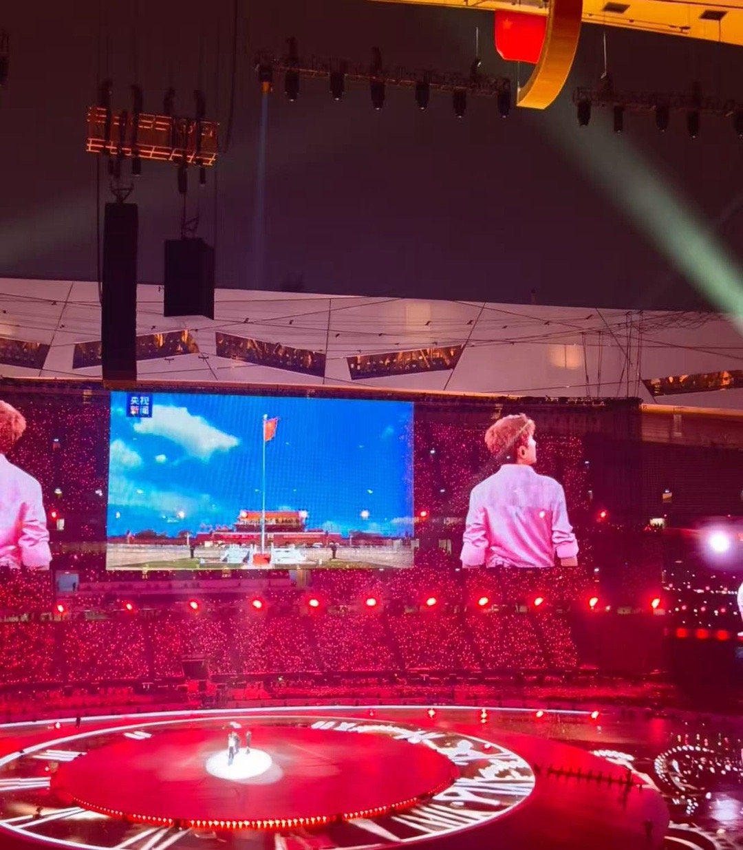 张杰在鸟巢唱了蕾拉 张杰在鸟巢唱蕾拉，说这首歌代表幸福美好。全场大合唱的时候，确