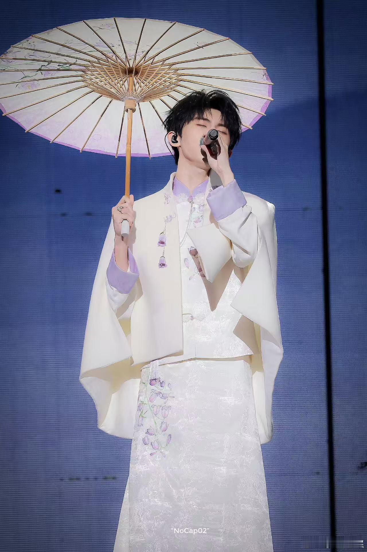 《苏州河》太有画面感了，听着马嘉祺的歌声，就像随着他在江南的小船上漂荡，四周的风