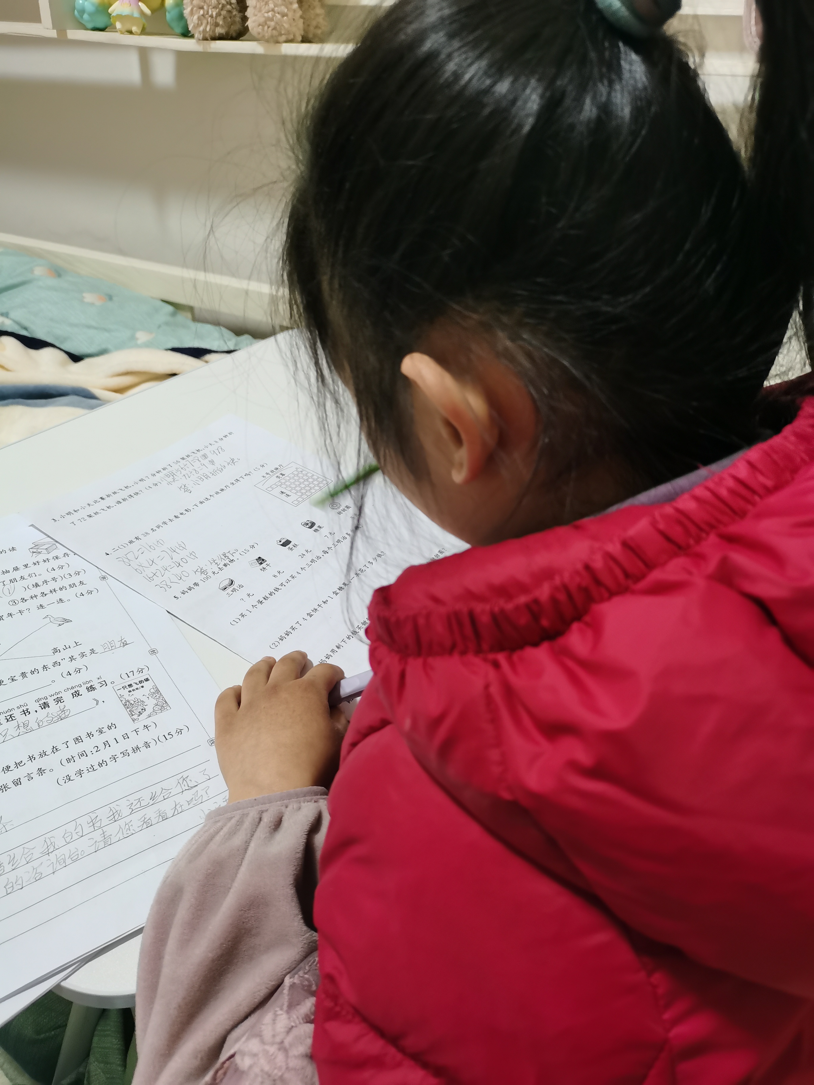 小孩今天作业多到离谱。放学到现在，除了吃饭上厕所以外，其它时间都在做作业，做了几