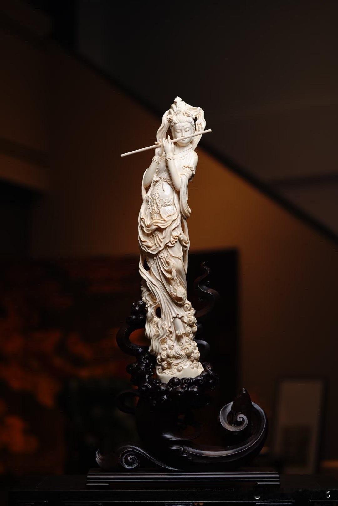 有些飞天，雕的是姿态。

有些飞天，雕的是“风”。

这一尊猛犸《飞天》，最迷人
