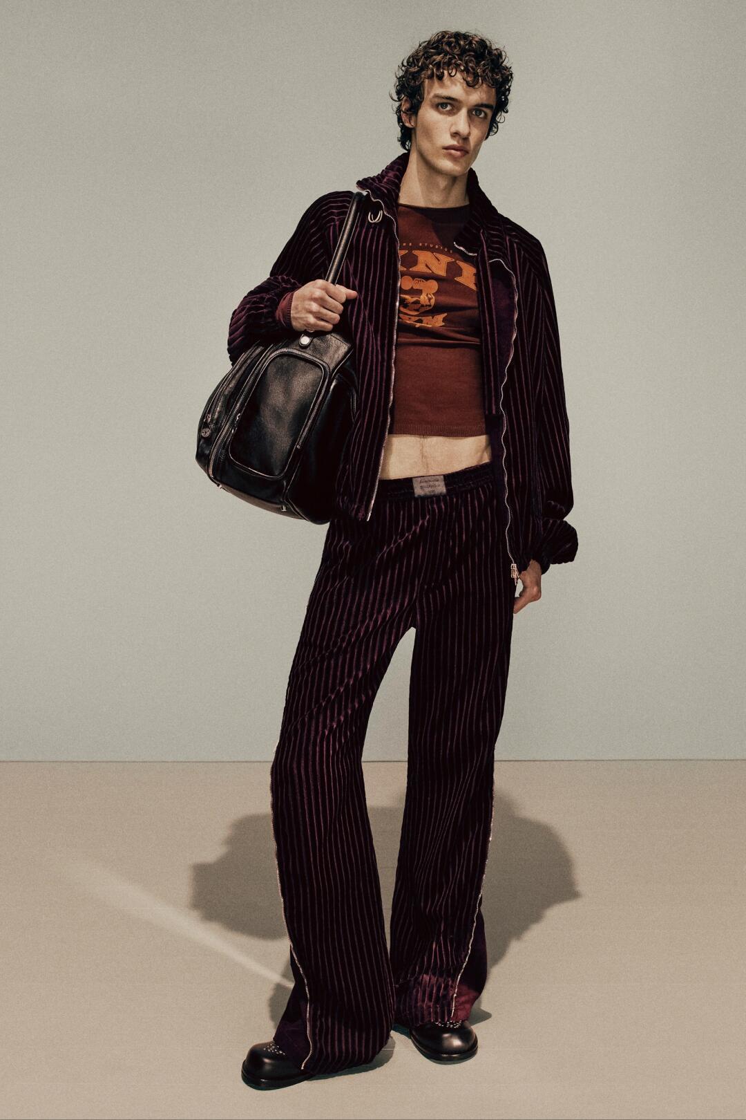 Acne Studios 2025秋冬巴黎时装周以探索经典男装造型为主旨，通过以