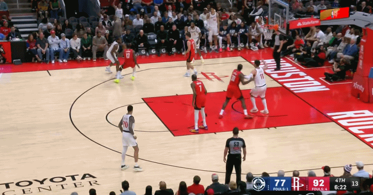 伦纳德晃倒了伊森，可惜之后的上篮没进。 