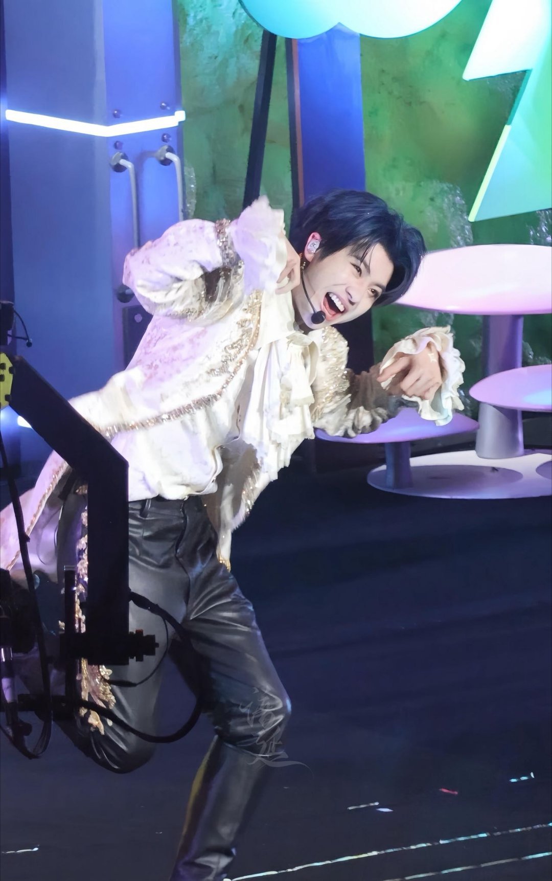 黄誉博裤裆开了奉劝爱豆演唱会别轻易穿紧身皮裤，黄誉博亲身踩雷，教训太深刻哈哈哈哈