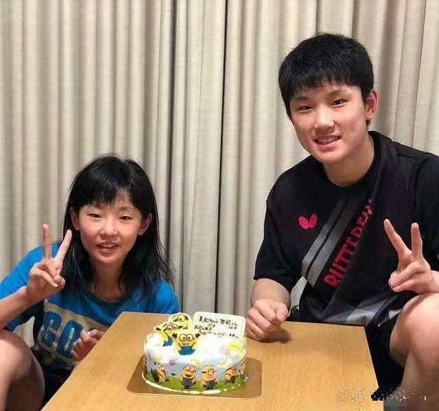 张本智和与妹妹的合照流出，哥哥带有中国风，妹妹则是典型的日本范儿 ​​​