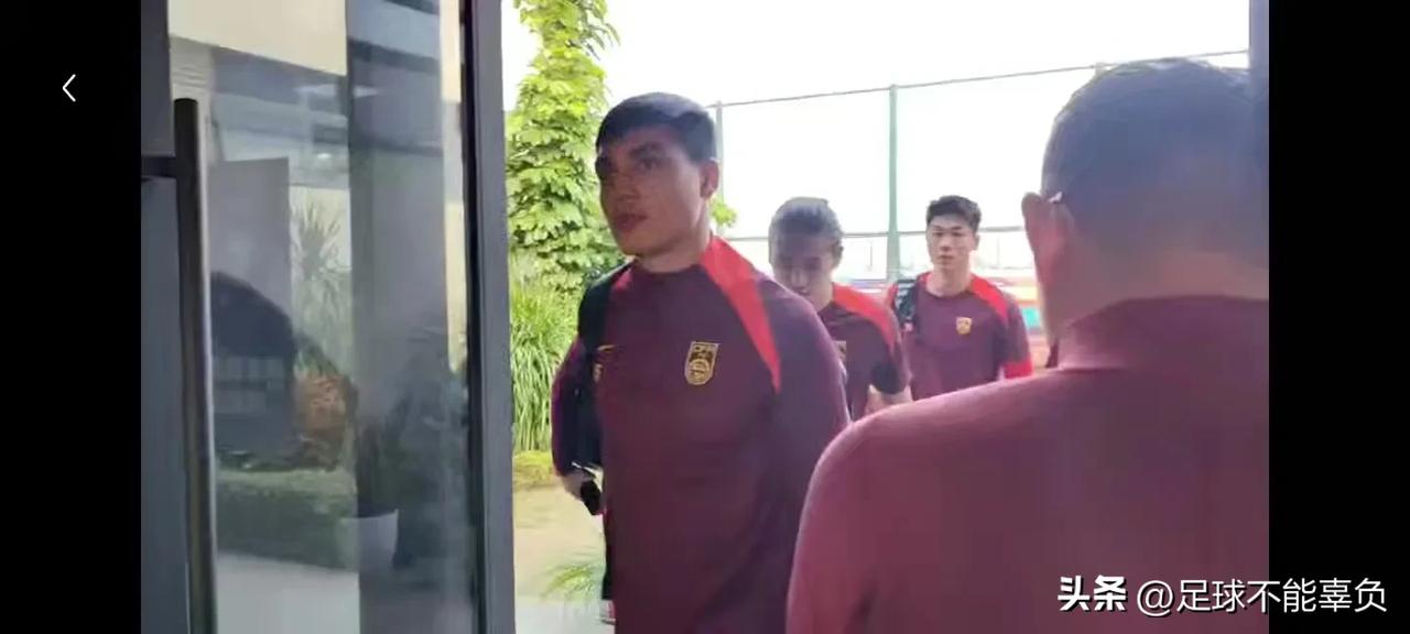 中国国足集训路透
武汉三镇青训出品小将吾米提江首次入选国家男子足球队，三镇青训终