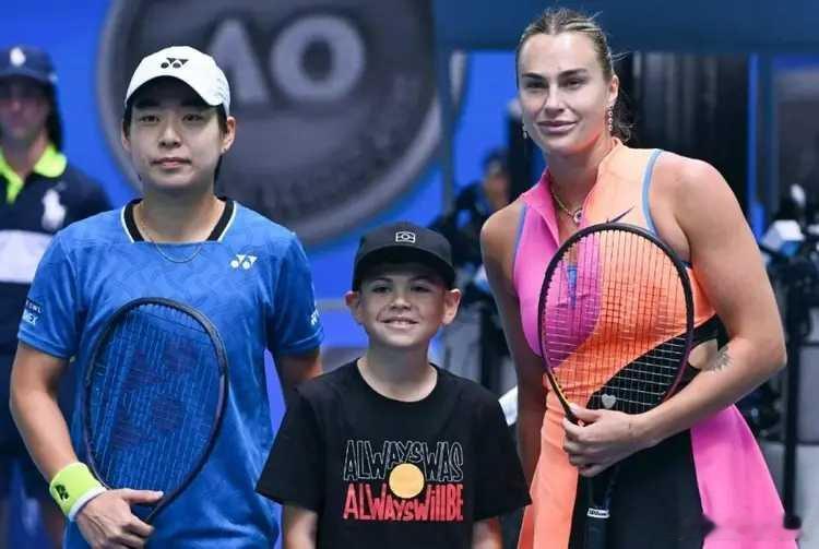 1月21日，澳网女单第2轮比赛展开争夺。在罗德拉沃尔球场的一场对决当中，从资格赛