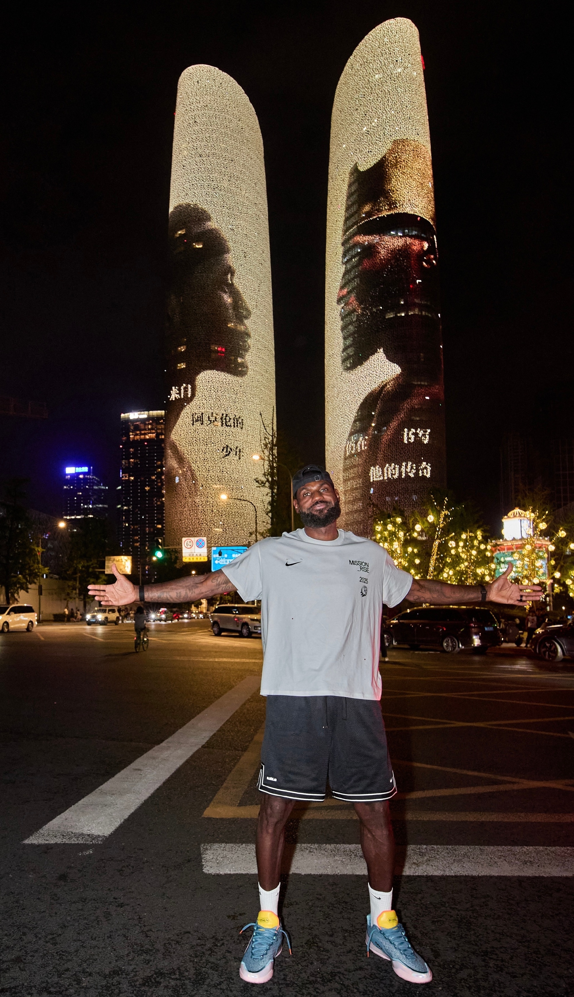 詹姆斯成都双子塔前戴皇冠阿克伦的少年，仍在书写他的传奇！詹姆斯打卡成都双子塔，在