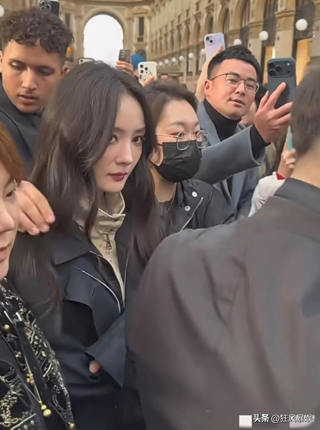 杨幂，在路人眼中原来是这样的！

近日，杨幂在米兰看秀时，因为人太多，路被堵住了