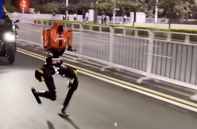 本周末，北京亦庄将迎来第二届人机共跑半程马拉松。今年共有 26个品牌、300余台