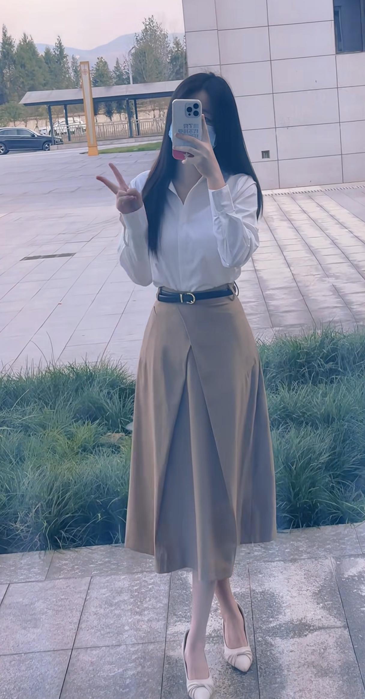 每个人都有自己高光和低谷。
如果你现在处于低谷，没有关系，保持乐观的心态，持续学