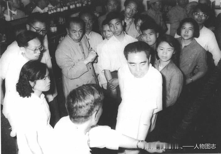 1959年5月28日,周恩来视察南开大学时,维藻(四排左一)等同志陪同