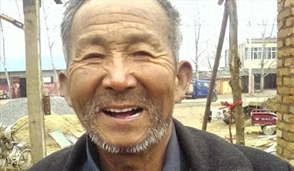 [微风]北京一流浪汉因无暂住证被送进收容所，填写籍贯时警察瞬间呆住“您就是大名鼎