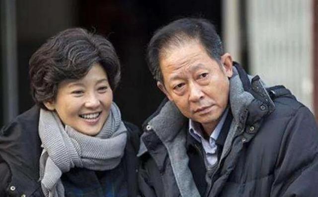 早年徐帆求学期间与王志文相恋同居，感情终因处事理念不同走向结束。后来她结识冯小刚