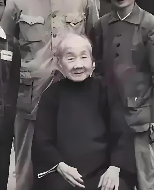 解放后，杨开慧的母亲向振熙老人跪地痛哭，她哭的不是逝去的女儿，而是替那个隐忍二十