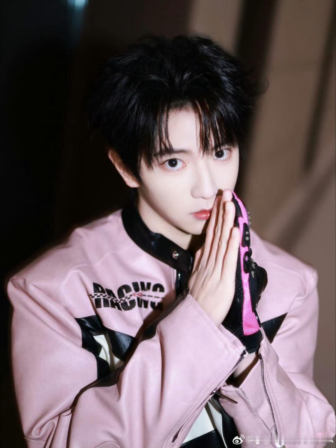 dbq丞丞，这张图的神情和手势让我突然就想到了郑某朋的著名挑衅事件