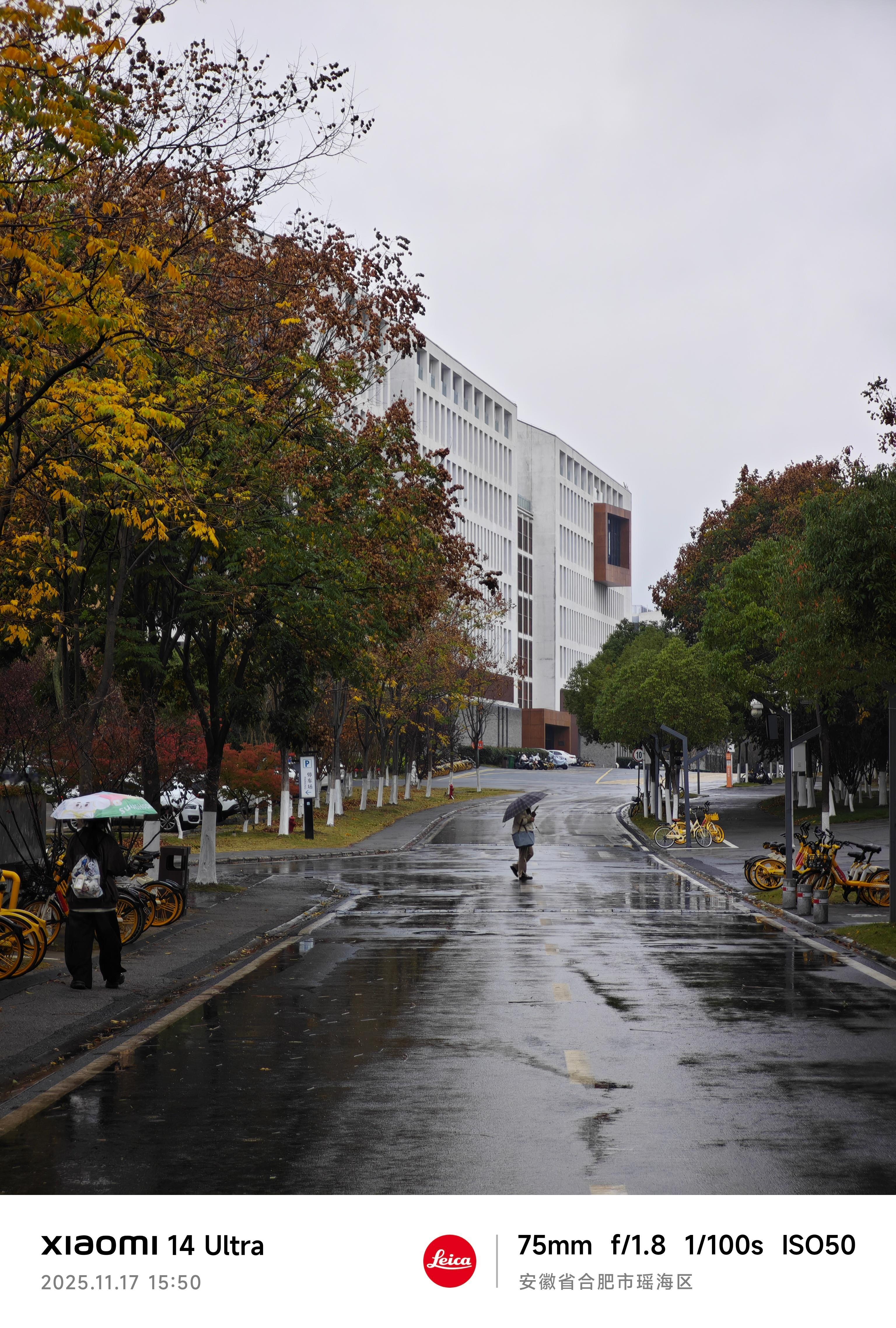 毕业大戏倒计时89分钟。今天突然降温了，微微下雨，遇水则发。 